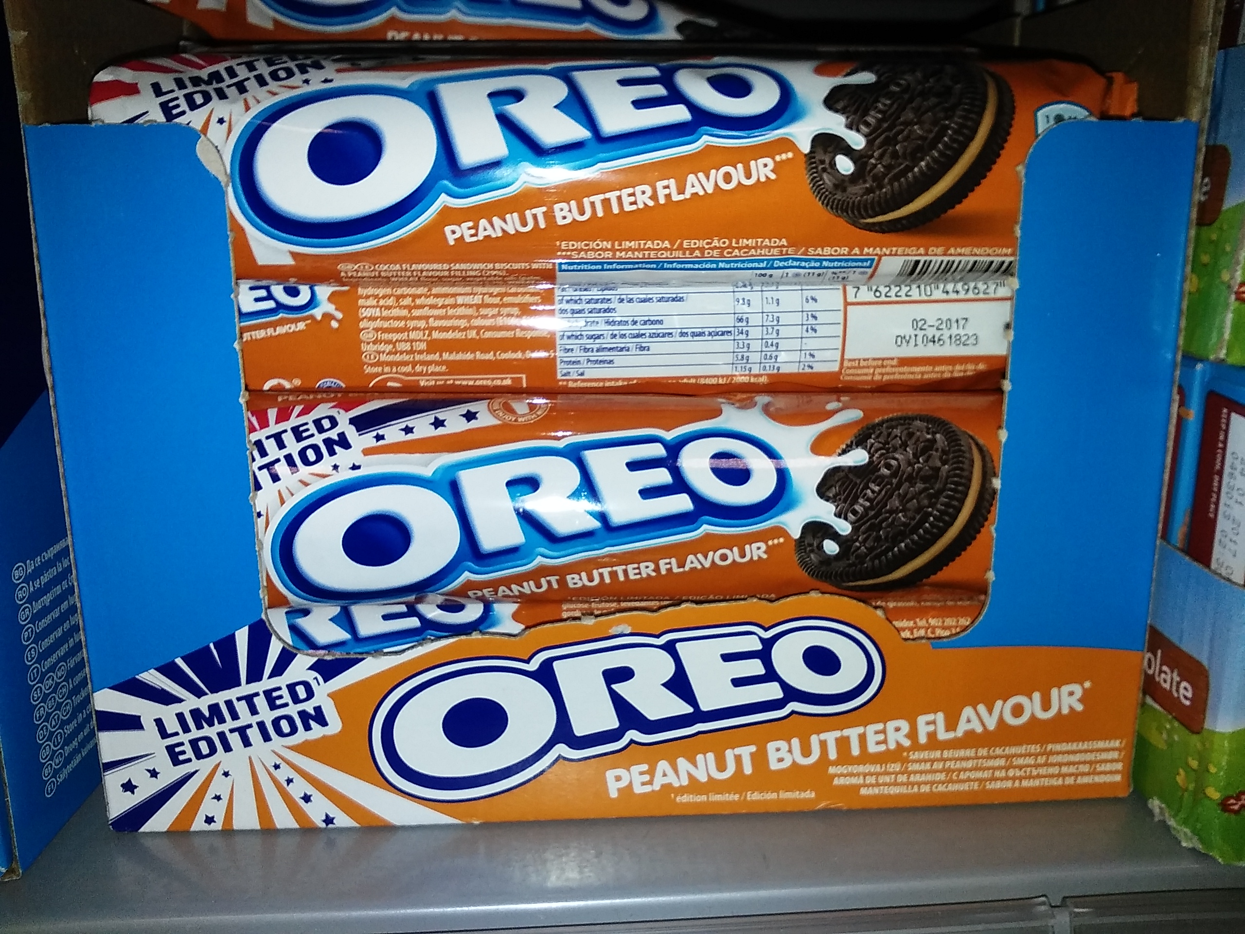 Several packets of peanut butter Oreos