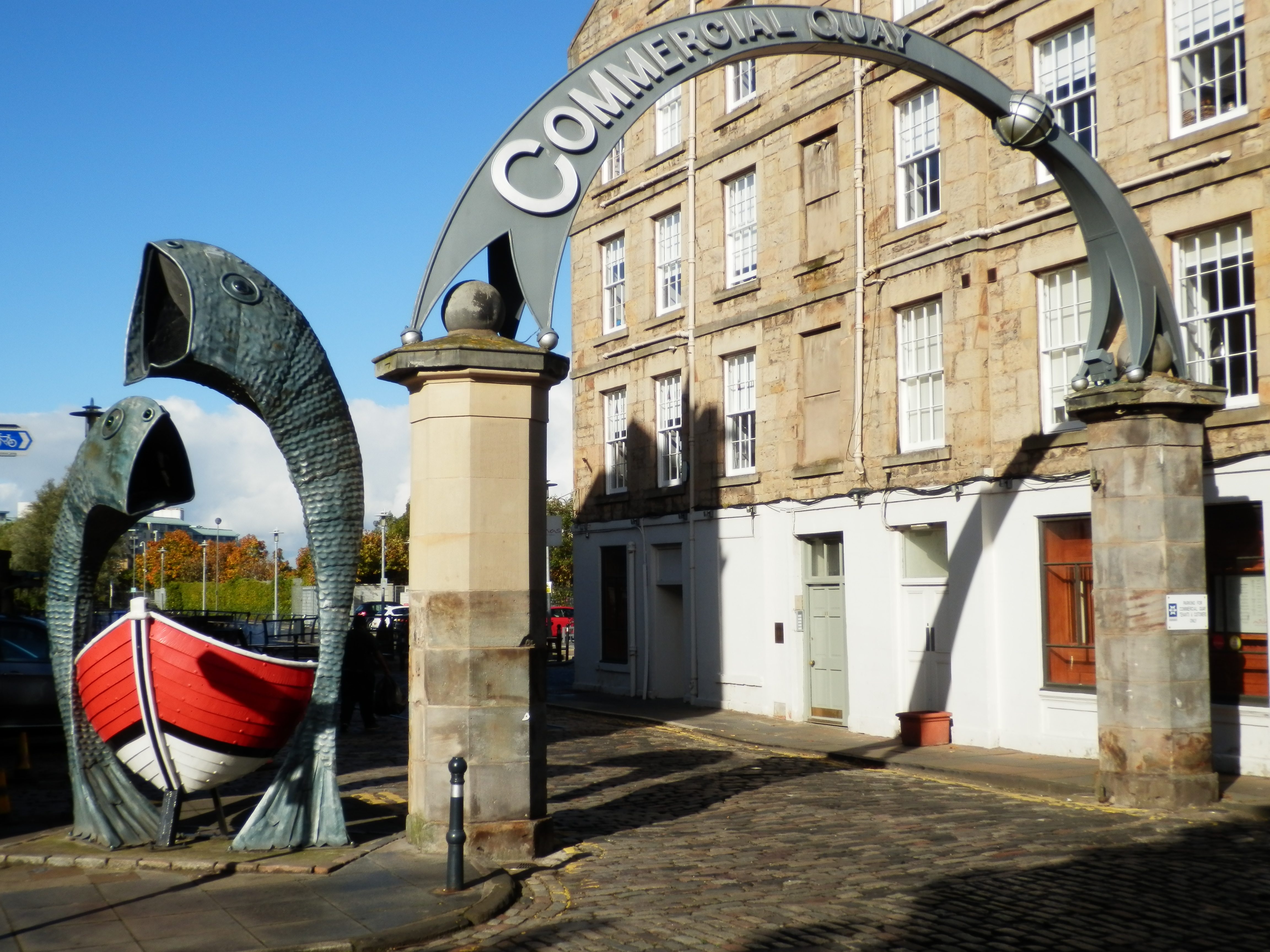 Escultura amb peixos a l'entrada del port comercial de Leith a Edimburg