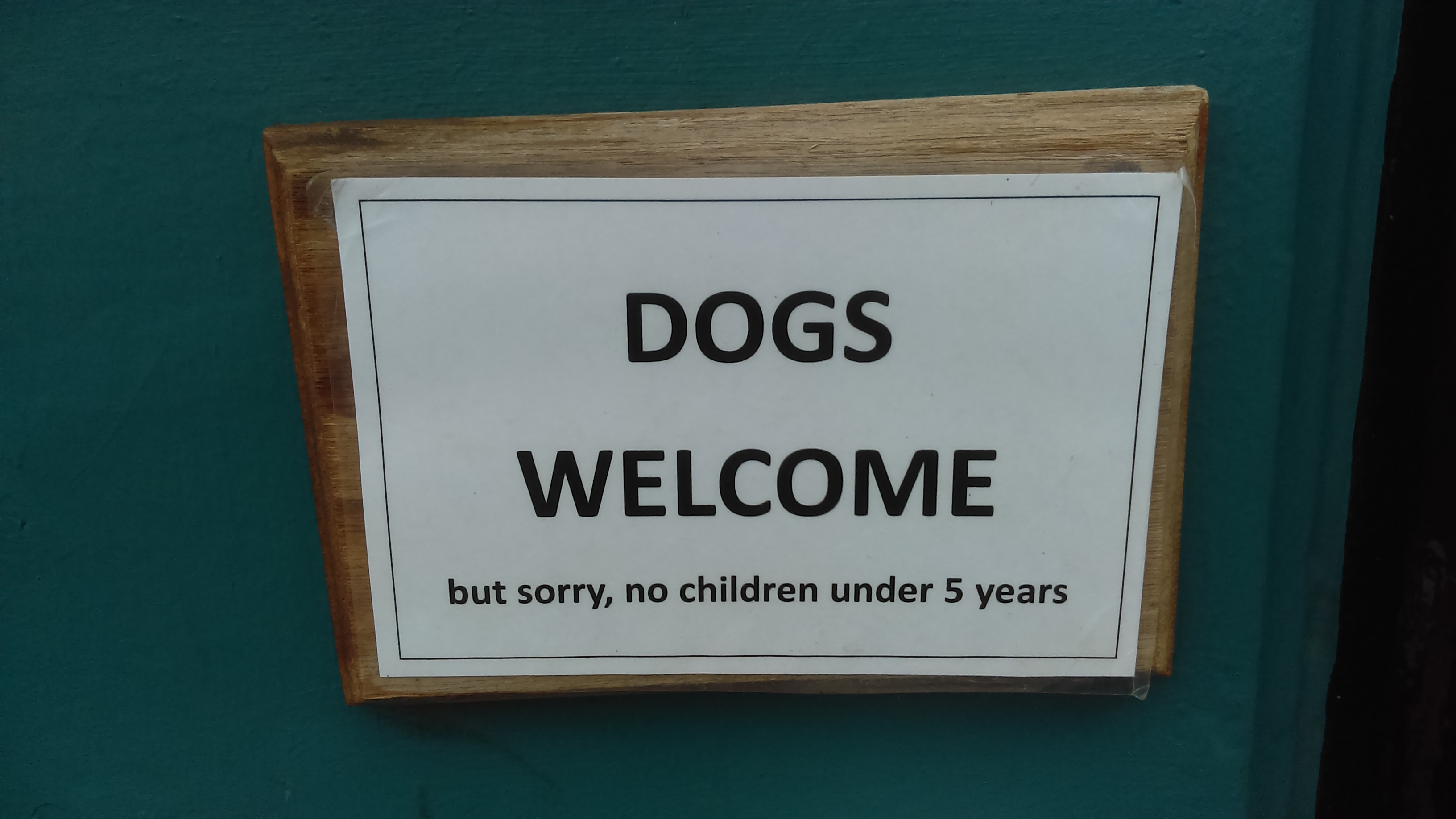 Cartell en un pub d'Edimburg que accepta gossos però no nens