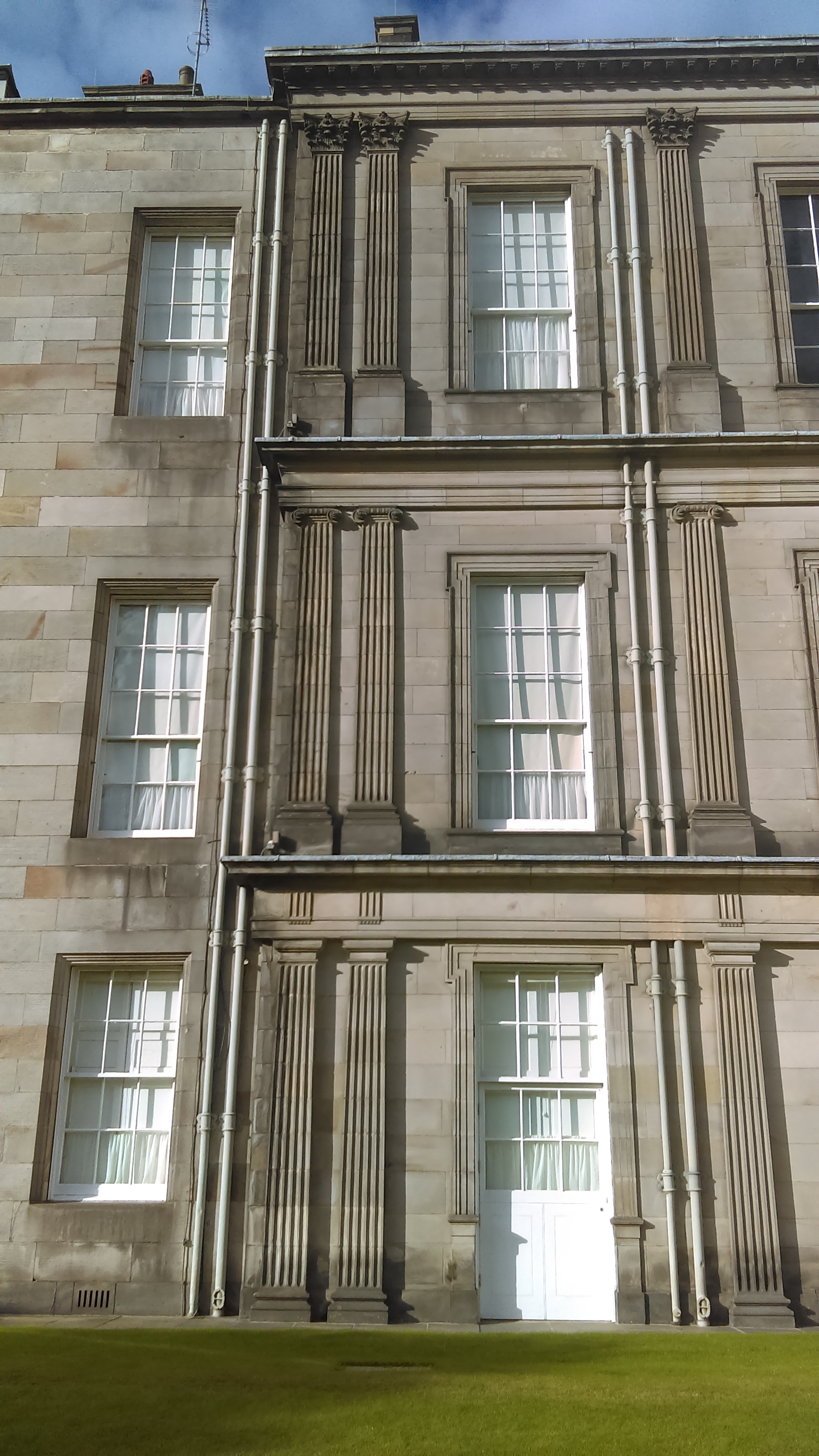 Columnes d'estil dòric, jònic i corinti a la façana del Holyrood Palace