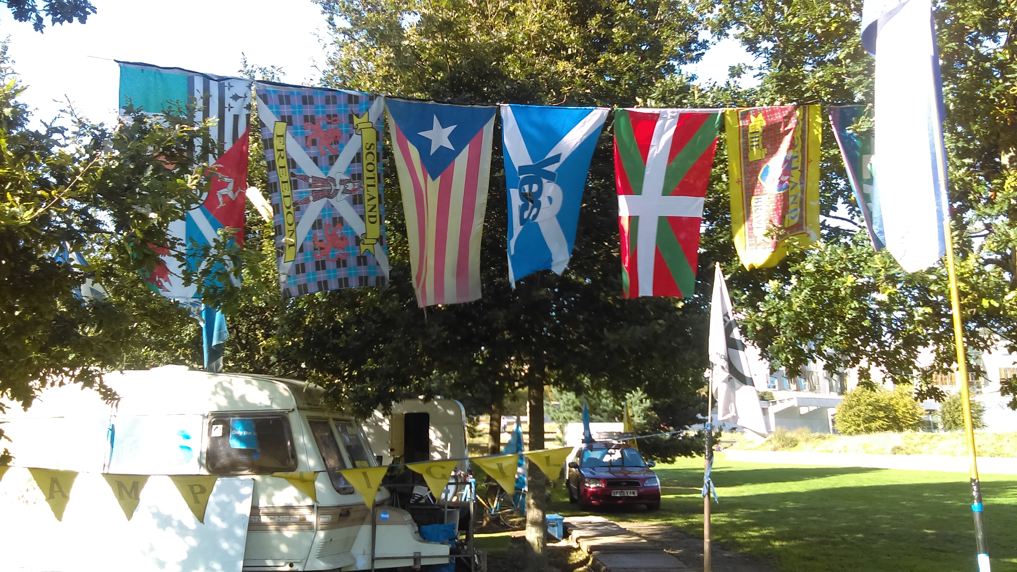 Indycamp per a la independència d'Escòcia amb banderes i tenda de campanya