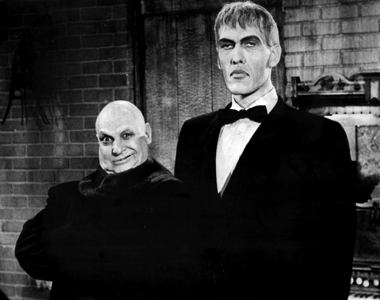 Ted Cassidy (a la dreta) representant Lurch amb Jackie Coogan representant Uncle Fester (esquerra) a La Família Addams