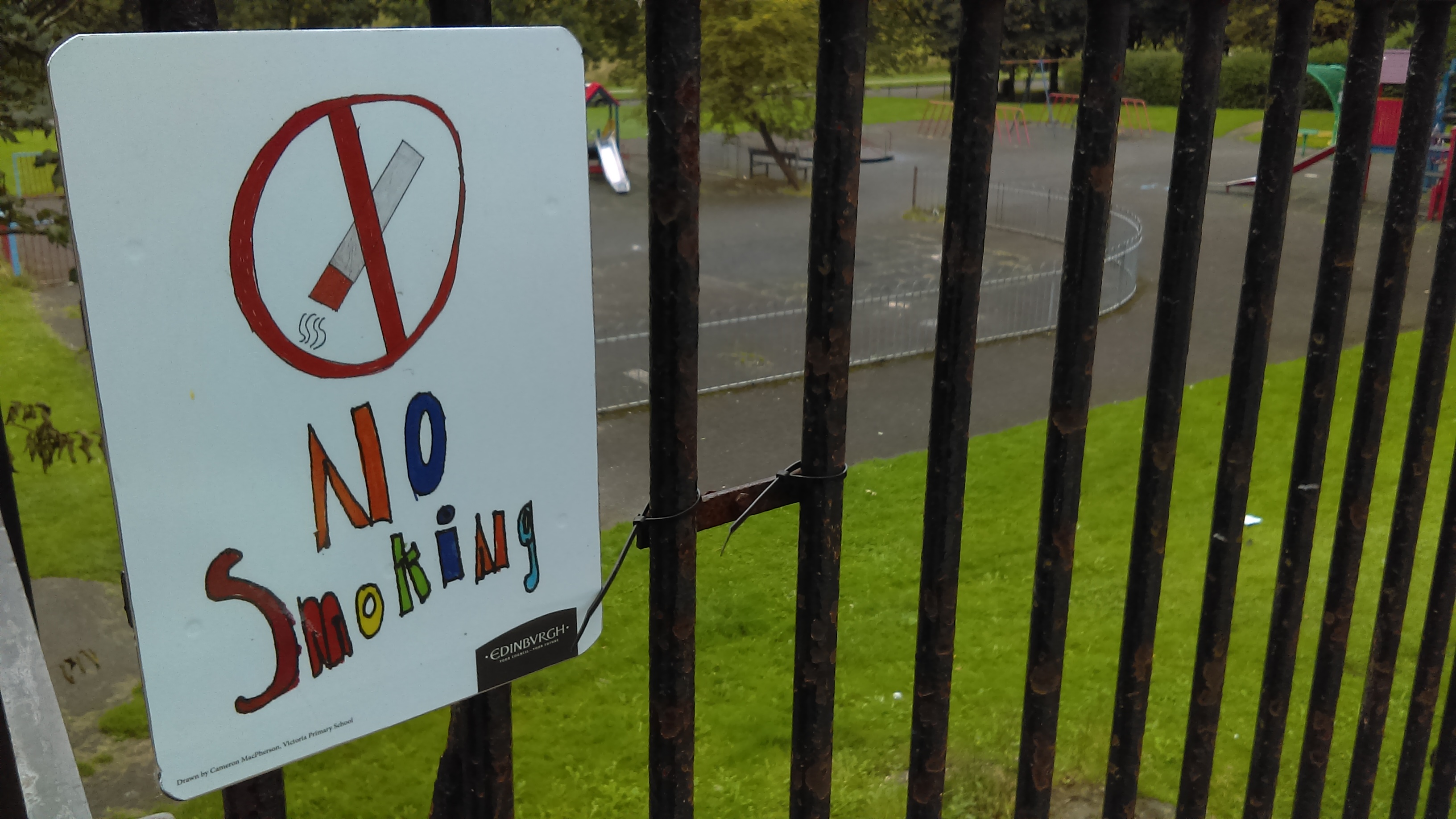 Cartell de prohibit fumar dissenyat per un nen de Primària en un parc d'Edimburg